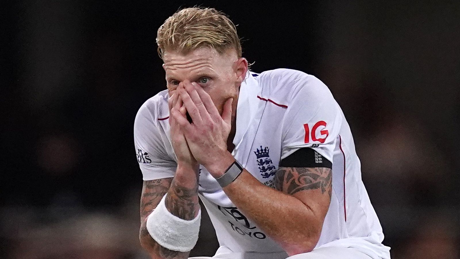 एशेज-ब्रिस्बेन-में-पहली-पारी-में-इंग्लैंड-पिछड़-गया-ऑस्ट्रेलिया.jpg